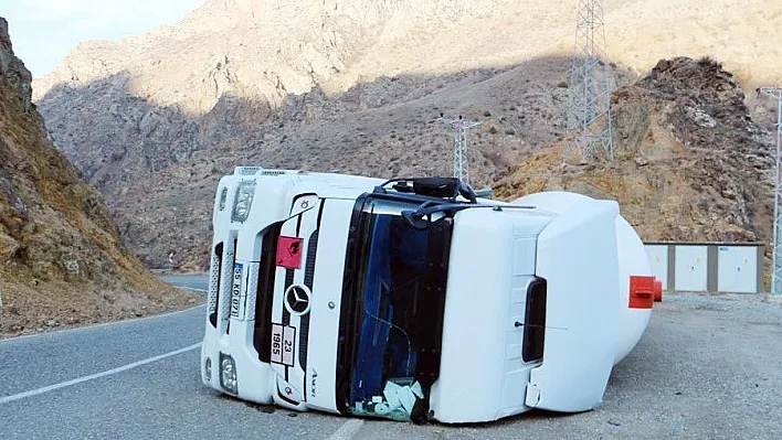 LPG yüklü tanker devrildi yol trafiğe kapatıldı
