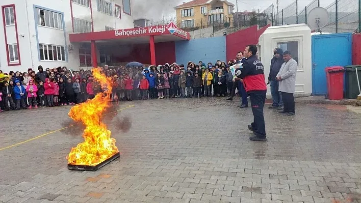 Öğrencilere ve engellilere yangın ve deprem eğitimi
