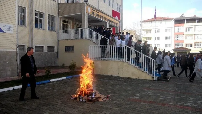 Sağlık Meslek Lisesinde yangın tatbikatı düzenlendi
