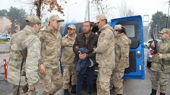 Terör propagandası yaptığı iddia edilen 2 kişi gözaltına alındı
