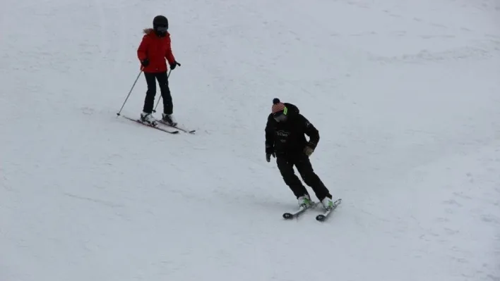 Palandöken'de rüzgara rağmen kayak keyfi
