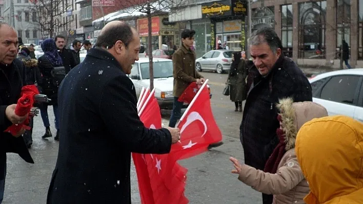 MHP Erzurum İl Başkanlığı'ndan bayrak dağıtımı
