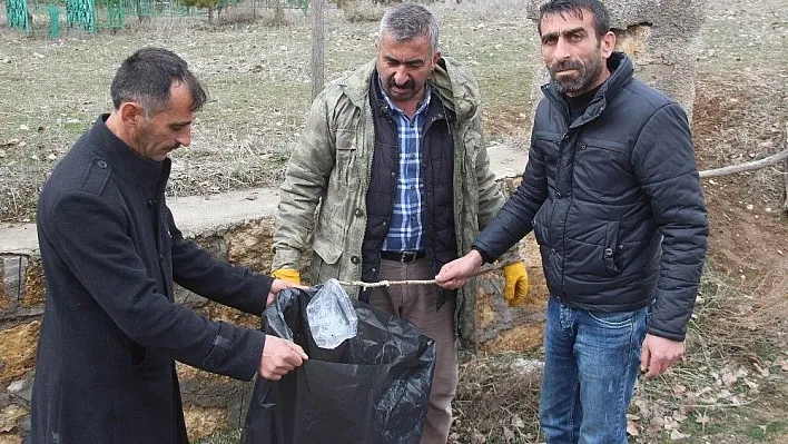 Mezarlığa dadanan sarhoşlar köylüyü canından bezdirdi
