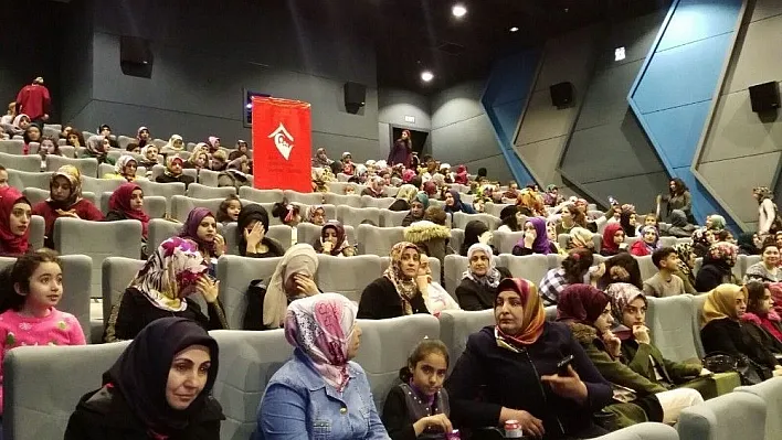 Kadınlar sinema ve tiyatroyla buluştu
