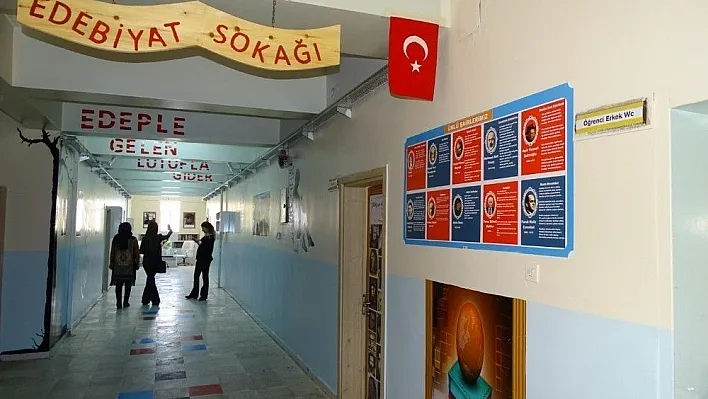 Okula Edebiyat Sokağı açıldı
