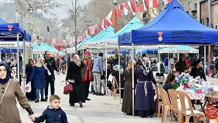 Başkan Erkoç karanfil dağıttı
