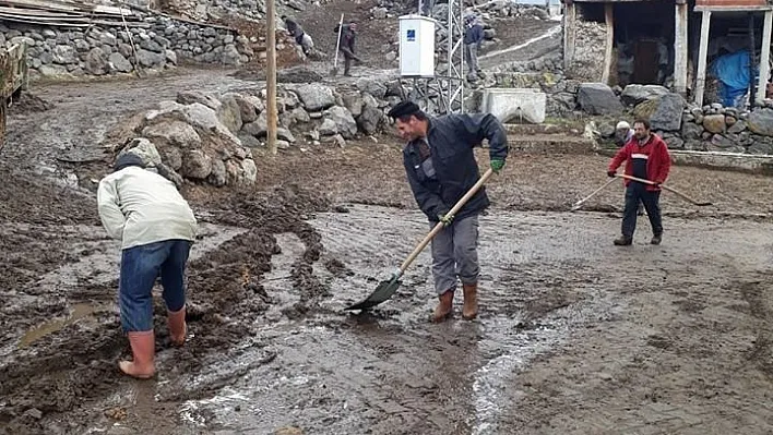 Mahallenin gençleri bahar temizliği yaptı
