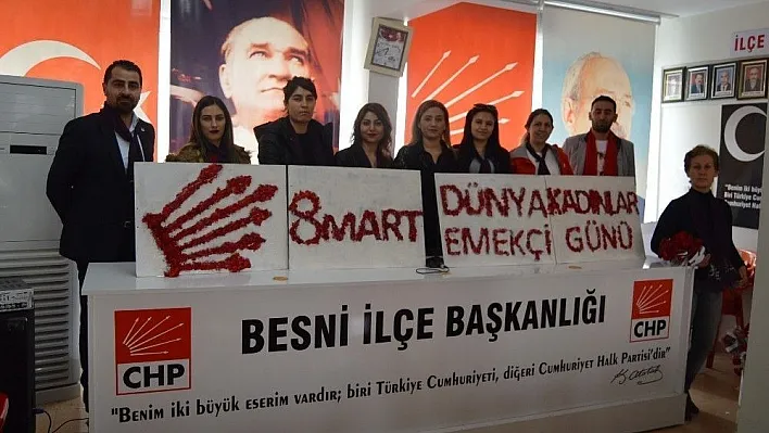 Kadınlar Gününde kadınlara karanfil ve fular dağıtıldı
