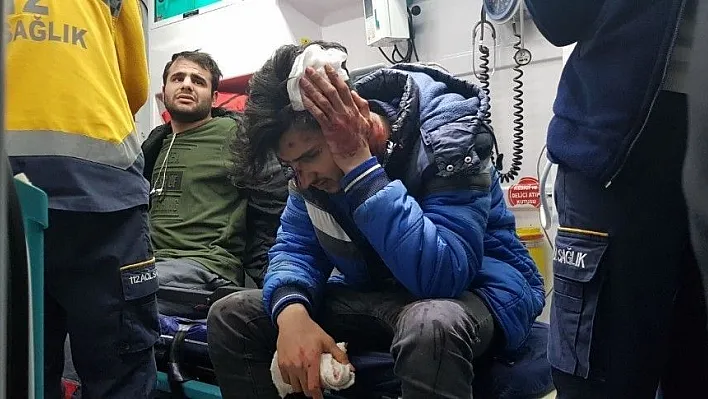 Motosiklet yola fırlayan lastiğe çarptı: 2 Yaralı
