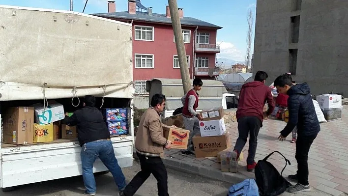 Hazırladıkları yiyecekleri elleriyle Mehmetçiğe teslim ettiler
