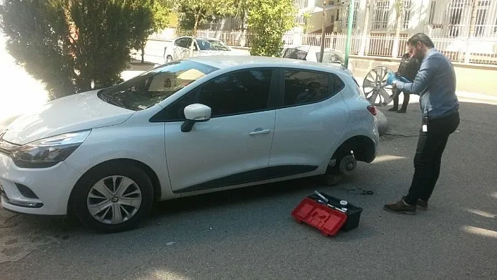 Park halindeki otomobilin lastikleri çalındı
