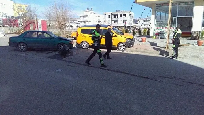 Hafif ticari araç ile otomobil çarpıştı: 2 yaralı
