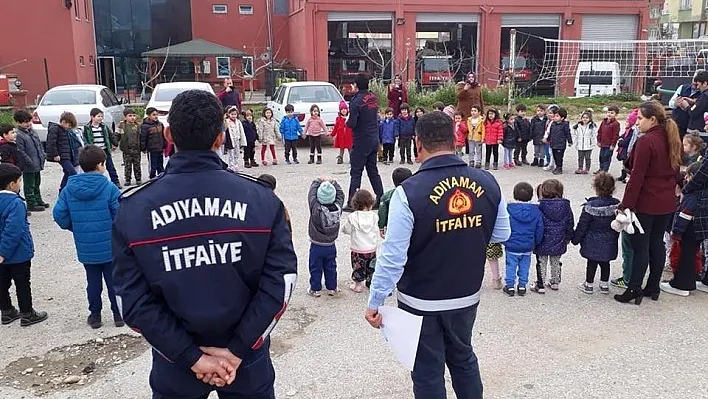 Geleceğin itfaiyecileri hortumu eline aldı
