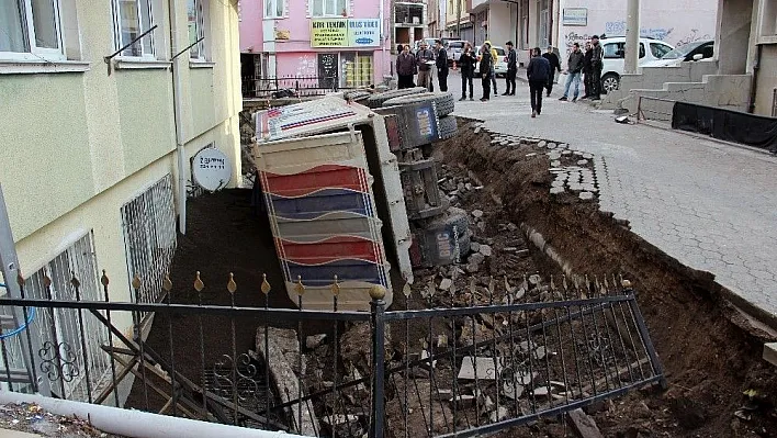 Kum yüklü kamyon apartman bahçesine düştü
