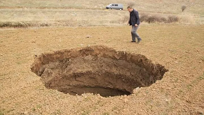 Birdenbire oluşan obruk köylüleri korkuttu
