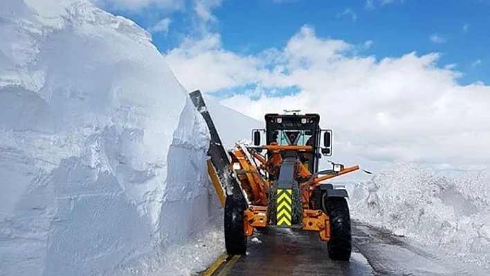 Erzurum kırsalında kar nedeniyle kapanan yollar açılıyor
