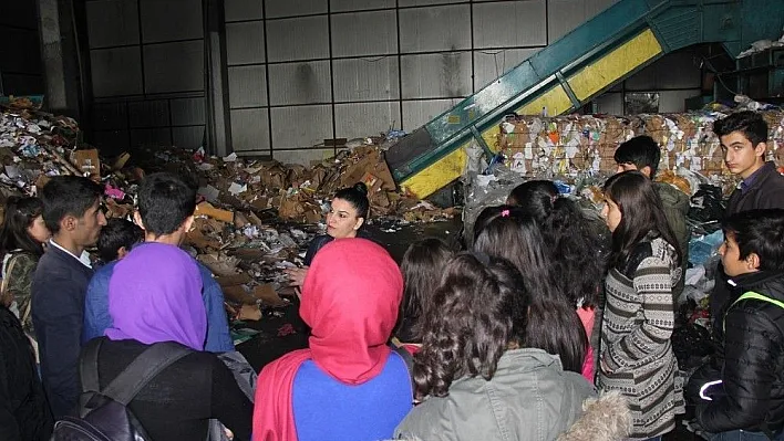 Kulplu öğrenciler geri dönüşüm fabrikasını gezdi
