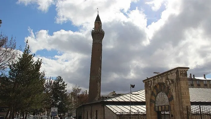 Anadolunun eğri minareleri sırrını koruyor.
