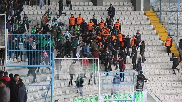 B.B Erzurumspor - Akın Çorap Giresunspor maçının ardından tribünler karıştı
