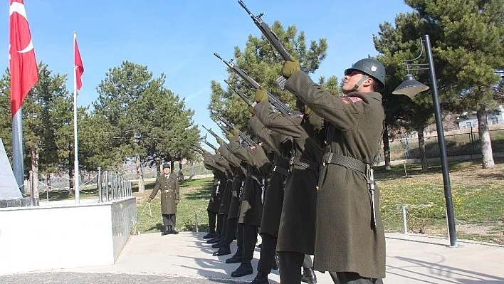 Şehitler saygı atışı ile anıldı