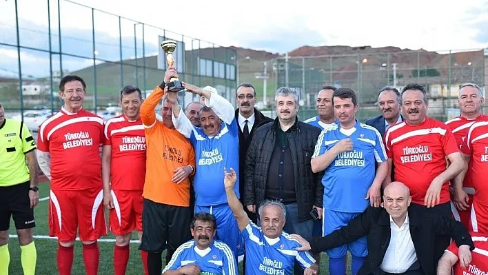 Emektarlar futbolcular yeşil sahada
