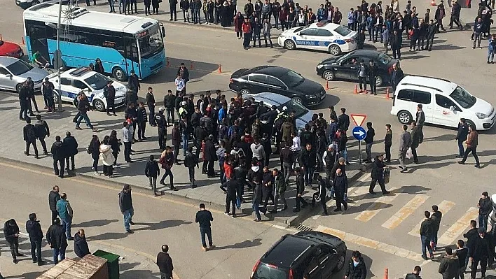 Erzurum'da kalabalık iki grup arasında tekme tokat kavga
