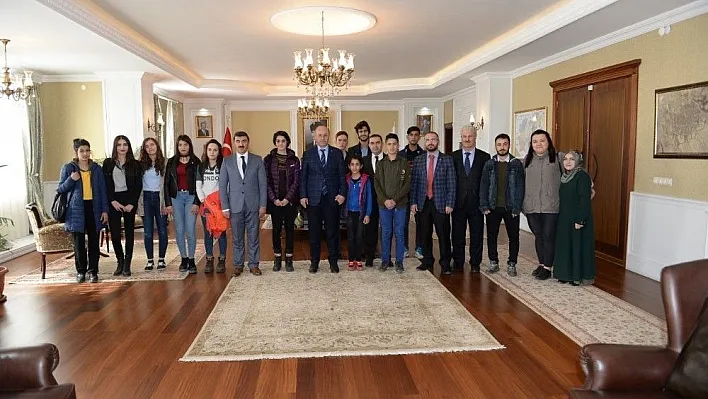 Umre yolcusu çocuklardan Vali Azizoğlu'na ziyaret
