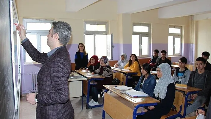 Kaymakam Yazıcı öğretmen gibi derslere girdi
