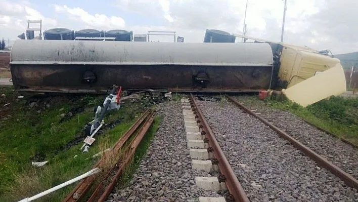 Asfalt yüklü tanker tren raylarına devrildi
