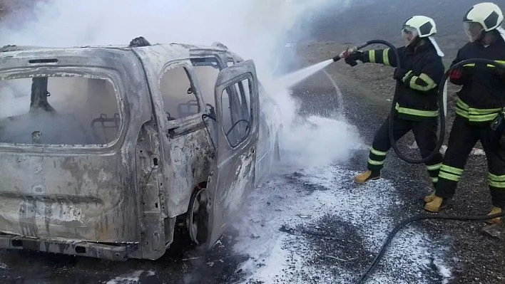 Bingöl'de seyir halindeki araç yandı