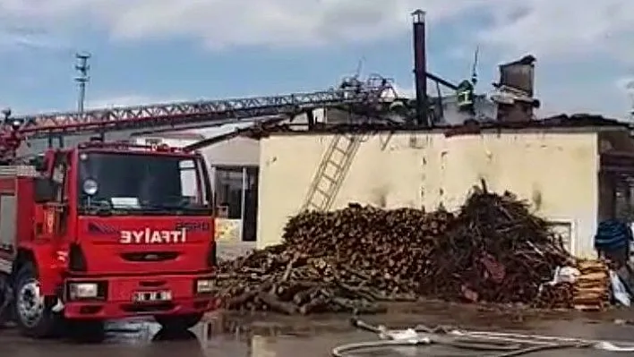 Fırın çalışanı, yangını söndürmek isterken çatıdan düştü
