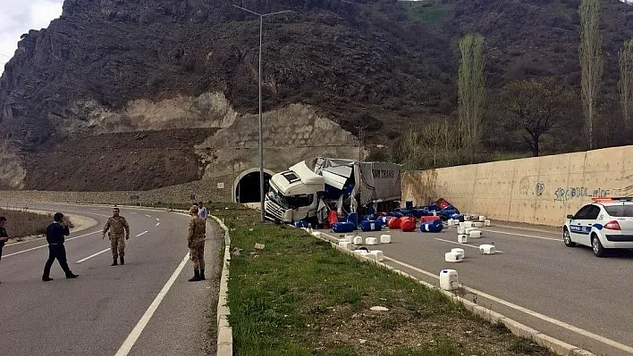 Sivas'ta tır devrildi: 1 yaralı