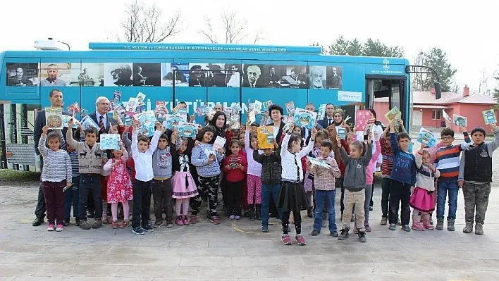 Gezici kütüphane köy yollarında

