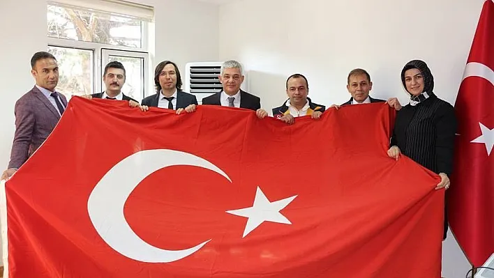 Yere düşen bayrağı kaldıran 112 personeline teşekkür belgesi
