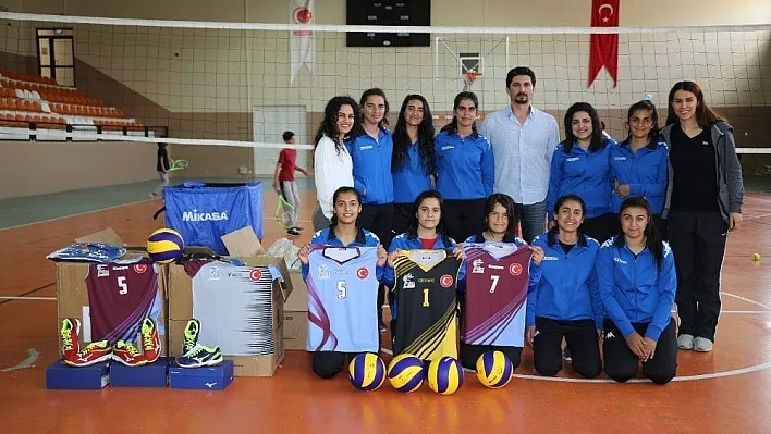 Lice'de kız voleybol takımına malzeme desteği
