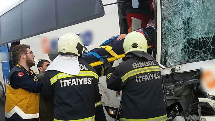 Bingöl'de 2 otobüs çarpıştı: 7 yaralı
