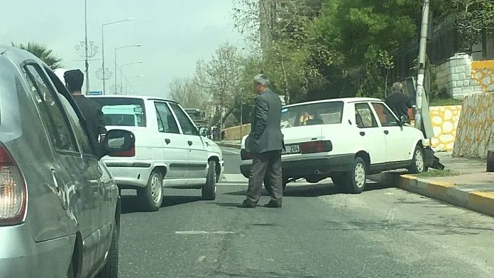 Kırmızı ışıklarda duran otomobiller çarpıştı
