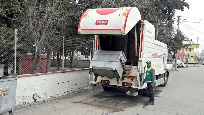 Çöp konteynırlarında günlük temizlik yapıyor
