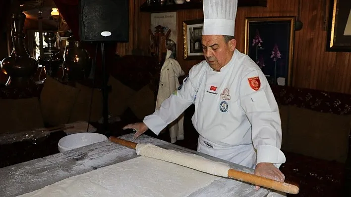 Dünya rekoru kıran Kahramanmaraşlı tatlı üreticisi: 'Yarım ton ağırlığında baklava hazırladık gururluyuz'
