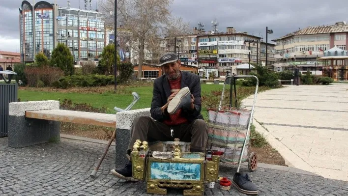 Tek bacağıyla boyacılık yaparak üç çocuk okutuyor
