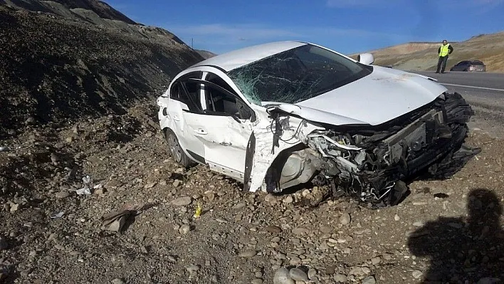 Erzurum'da iki otomobil kafa kafaya çarpıştı: 6 yaralı
