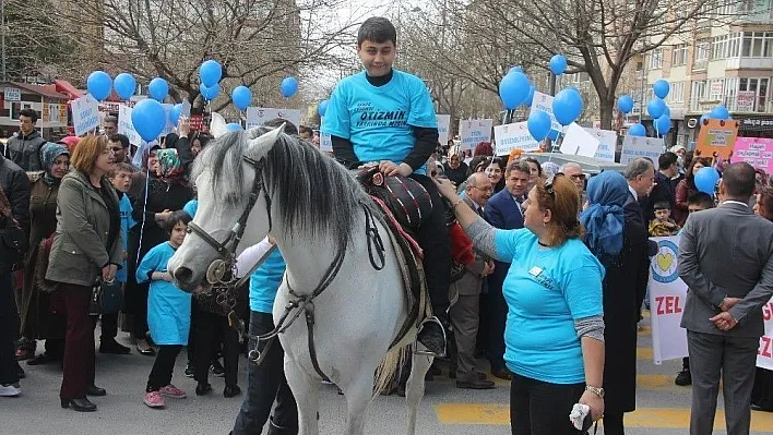 Otizme dikkat çekmek için yürüdüler
