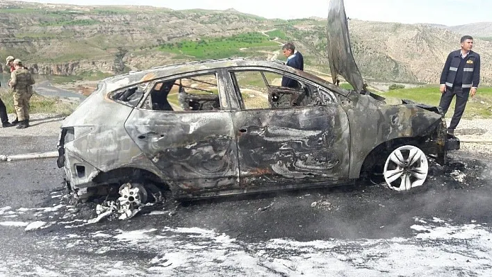 Seyir halindeki otomobil yanarak kül oldu
