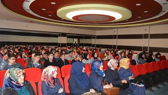 Suşehri'nde 'Rol Modellerimiz' adlı konferans
