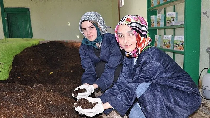 Bileziklerini satıp, organik solucan gübresi üretimine başladılar
