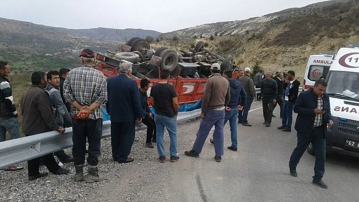 Kamyon ters döndü, yara almadan kurtuldular
