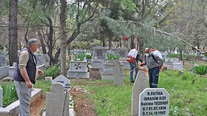 Gölbaşı ilçesinde mezarlıklar ilaçlandı
