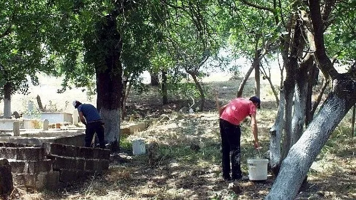 Mezarlıklarda bahar temizliği başladı
