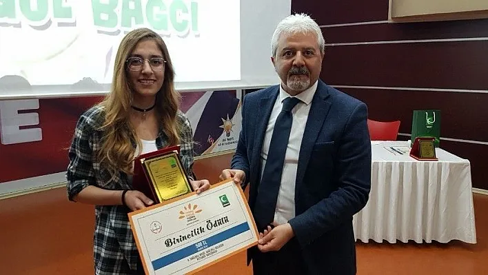 Yarışmada birinci olan öğrenciler ödüllendirildi
