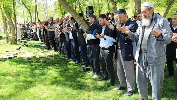 Bismilliler yağmur duasına çıktı
